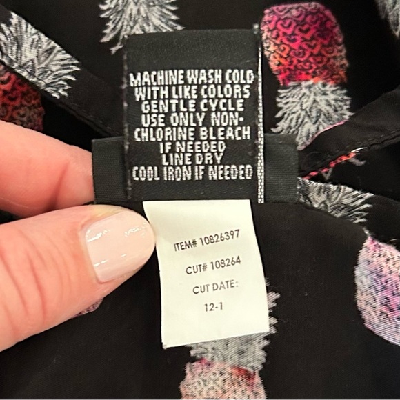 Torrid Women Black Pineapple Print Lightweight Blouse Sz 2  Off Cold Shoulder - Picture 11 of 12